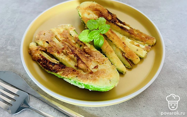 Кабачки в панировочных сухарях на сковороде — Рецепт с фото