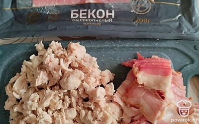 Вареную куриную грудку нарежьте на кусочки. Сырокопченый бекон тоже нарежьте.