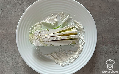 Смешайте кукурузный крахмал с рисовой мукой, обмакните в эту смесь кабачок.