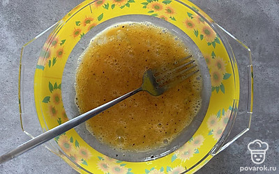 Яйцо смешайте с солью и черным молотым перцем.