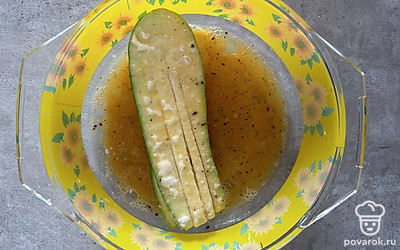 Обмакните в яйцо кабачок.