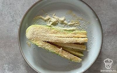 Затем обваляйте в панировочных сухарях.