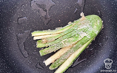 Обжарьте на растительном масле кабачок (примерно по 3-4 минуты с каждой стороны).