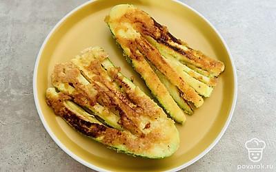 Кабачки можно украсить зеленью. Подавайте со сметаной или любым другим соусом. Приятного аппетита!