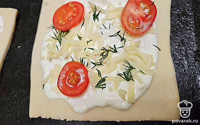 Противень смажьте небольшим количеством подсолнечного масла. Переложите тесто на противень. Каждый кусочек теста смажьте майонезом, посыпьте сыром и укропом. Выложите помидоры черри. 