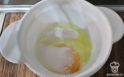 Соедините греческий йогурт, яйцо, сахар. Перемешайте. Добавьте муку и разрыхлитель. 