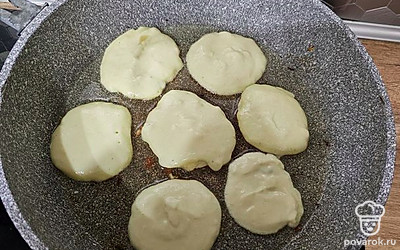 Сковороду разогрейте. Налейте растительное масло. Выливайте по 1 столовой ложке теста.