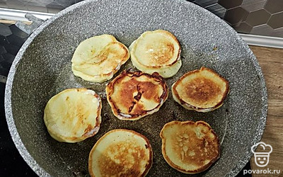 Жарьте оладьи с двух сторон до золотистой корочки. Томите примерно по 3 минуты с каждой стороны. 