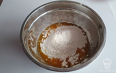 Добавьте к маслу кефир, соль и гашенную соду.