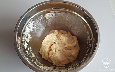 Тесто должно получиться в меру плотным. Не забивайте его мукой.