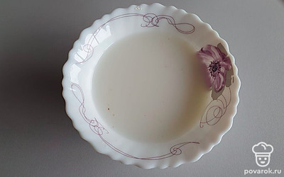 В чашку налейте молоко и всыпьте манную крупу минут на 5, чтобы чуть разбухла. Если заранее так сделать, то комочков не будет. Сварите кашу, это займет не более 5 минут. 