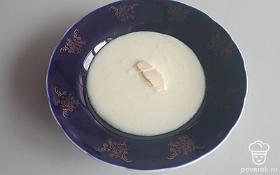 Добавьте кусочек сливочного масла и тут же следом положите вишню. У меня ягода замороженная, поэтому масло и вишня одновременно растают в горячей каше буквально через 50 секунд. 