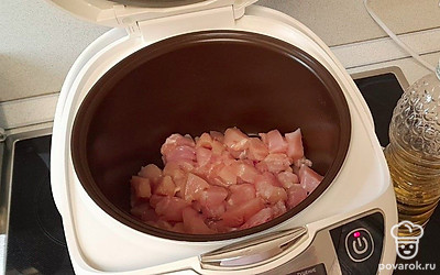 Куриное филе нарежьте небольшими кусочками. Выложите в чашу мультиварки. Добавьте 2 столовых ложки растительного масла и чайную ложку соли. Курицу перемешайте и готовьте в режиме « жарка» 10 минут.