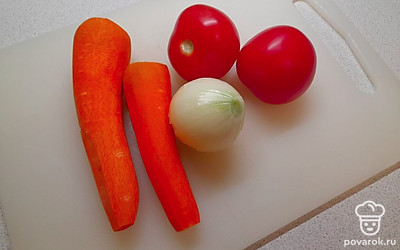 Овощи помойте. Лук и морковь очистите от кожуры.