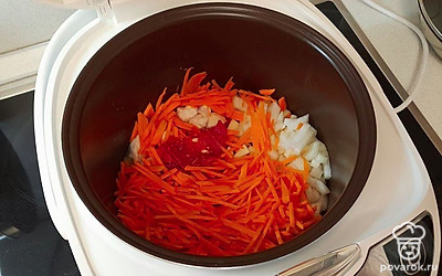 Лук и помидоры нарежьте кубиком, морковь — соломкой. Добавьте подготовленные овощи в чашу мультиварки к куриному филе. Перемешайте и готовьте в режиме «жарка» еще 10 минут.