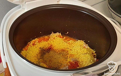 Всыпьте пшено к курице с овощами. Добавьте чайную ложку соли, куркуму, копченую паприку, смесь специй для курицы.