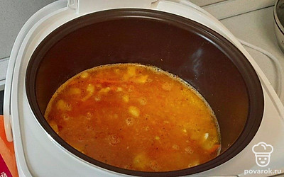 Залейте в чашу мультиварки 4 мерных стакана кипятка. Варите пшено с овощами и курицей в режиме «каша» 25 минут.