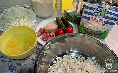 Подготовьте все ингредиенты. Ветчину можно заменить на любой другой мясной продукт. Я использовала еще и сосиску.