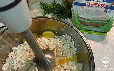 В творог вбейте яйца, добавьте специи, соль, разрыхлитель. Пробейте блендером, чтобы получилась пастообразная масса.
