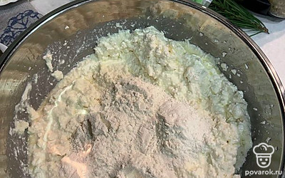 Добавьте муку. У меня ушло 7 столовых ложек, но вы смотрите по консистенции. Тесто не должно быть жидким. Оно должно липнуть к рукам. 