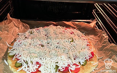 Щедро посыпьте сыром и отправьте в духовку еще на 10-15 минут. Внимательно следите за сыром. Я немного отвлеклась, и моя пицца приобрела легкий загар.