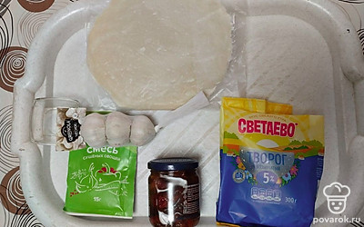 Подготовьте все ингредиенты. Лепешка Роти у меня готовая замороженная.