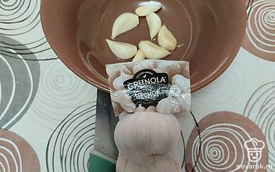 Очистите и помойте чеснок.