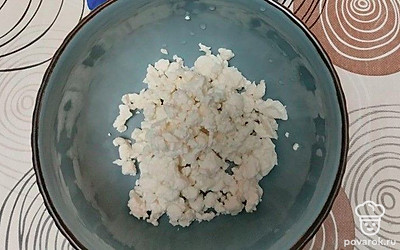 В глубокую миску выложите свежий вкусный творог.