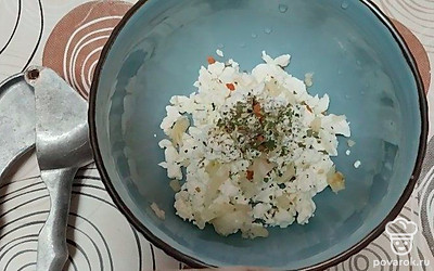 Добавьте к нему соль, любимые приправы и пропущенный через пресс чеснок. Это придаст легкую нотку пикантности блюду.