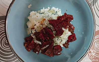 Вяленые томаты нарежьте и выложите в творог. Перемешайте начинку для Роти.