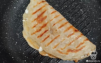 Накройте начинку другой стороной лепешки. Обжарьте Роти по минуте с двух сторон, до красивого золотистого цвета.