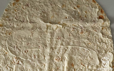 На лаваш намажьте майонез. 