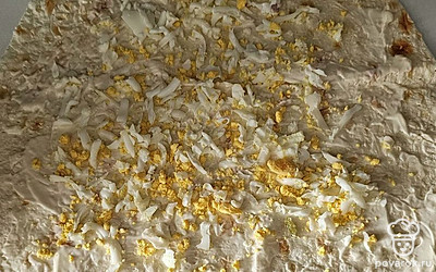 Натрите на терке яйца. 