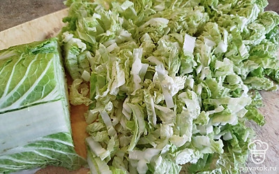 Пекинскую капусту нарежьте соломкой.
