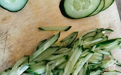 Огурец нарежьте тонкой соломкой. Если лень нарезать, можно воспользоваться теркой для моркови по-корейски.