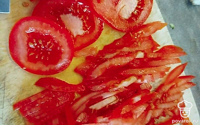 Соломкой нарежьте помидоры.