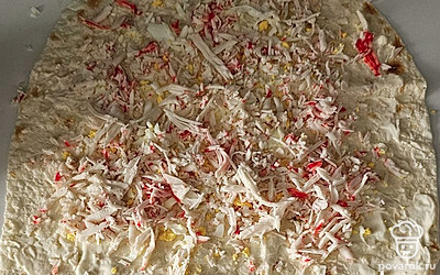 Натрите на терке крабовые палочки.