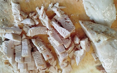 Мелкими кусочками нарежьте курицу. Можно использовать вареную, копченую, жареную и любую другую. Я взяла запеченную курицу.