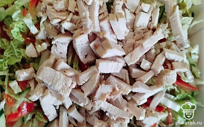 Добавьте курицу к овощам.