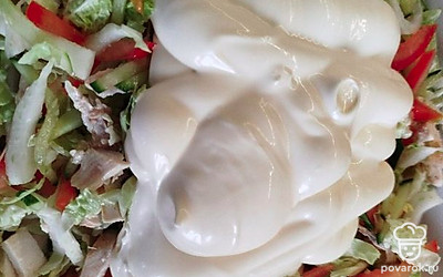 Заправьте салат майонезом.