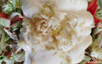 На горку майонеза выдавите чеснок.