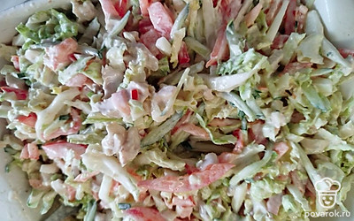 Тщательно перемешайте. Наш салат готов.