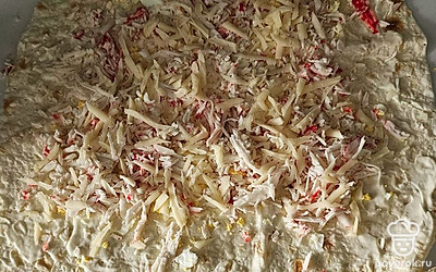 Натрите на терке сыр. 