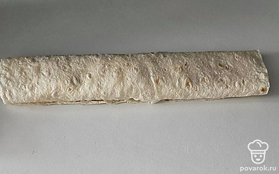 Сверните в рулет. Уберите в холодильник, нарежьте. 