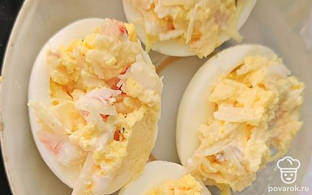 Фаршированные яйца с крабовыми палочками и сыром — Рецепт с фото