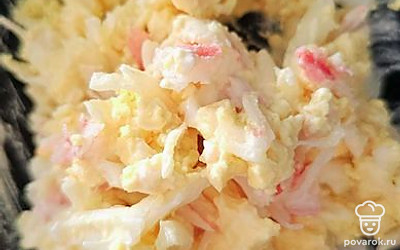 Добавьте майонез, перемешайте. 