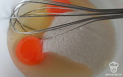 Муку просейте. Молоко подогрейте до комнатной температуры. Взбейте венчиком яйца, сахар, соль до однородности.