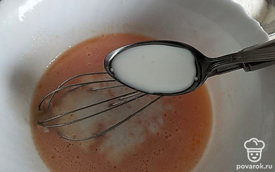 Добавьте растительное масло и теплое молоко. Взбейте до однородности.