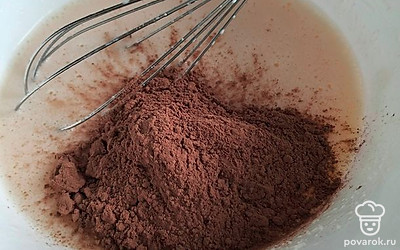 Всыпьте какао-порошок. Аккуратно взбейте до блестящей, гладкой текстуры.