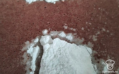 Введите просеянную муку и разрыхлитель. Муку всыпайте постепенно, чтобы не забить тесто. Оно должно получиться мягким и липким. Руки смажьте растительным маслом и сформируйте печенье. Выпекайте 7-10 минут при температуре 180 градусов и режиме «3D конвекция».